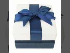 Guarda-joias luxuosa estando das caixas de presente azuis do brinco da joia com fita do cetim