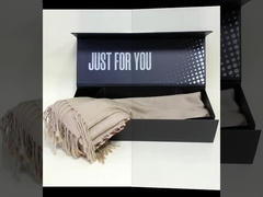 O encarregado do envio da correspondência liso preto do cartão encaixota a folha de prata feita sob encomenda que carimba a superfície