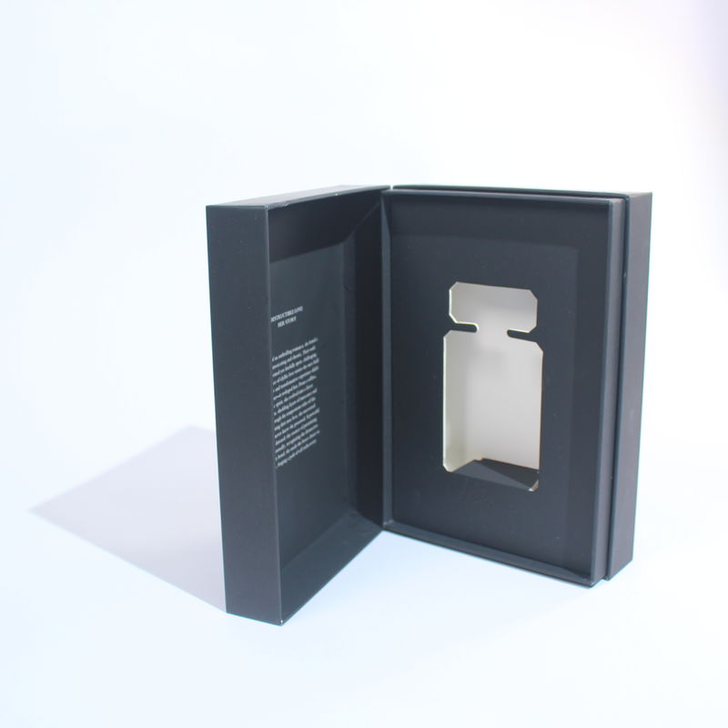 Design de embalagens de caixas de perfumes em preto e branco com fecho magnético para pequenas empresas