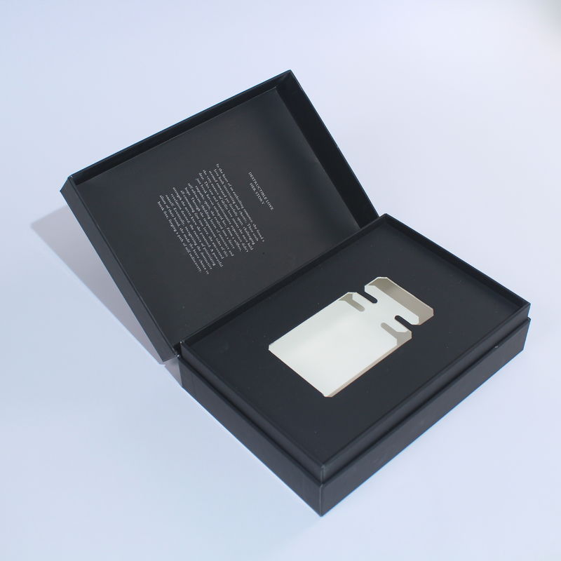 Design de embalagens de caixas de perfumes em preto e branco com fecho magnético para pequenas empresas