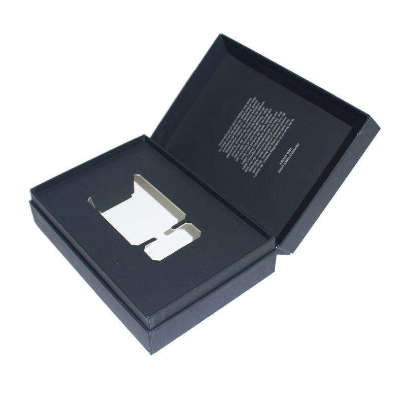 Design de embalagens de caixas de perfumes em preto e branco com fecho magnético para pequenas empresas