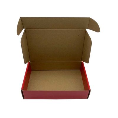O encarregado do envio da correspondência feito sob encomenda do presente do Natal encaixota caixas pequenas do encarregado do envio da correspondência A4